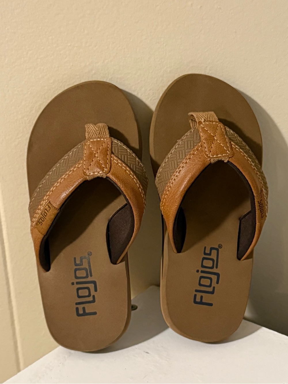Flojos Kids Tan/Brown Padded Strap Flip Flops (11)